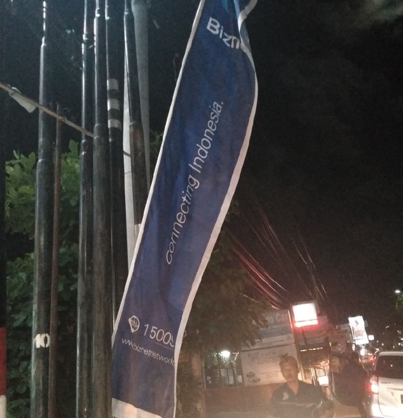 Pemasangan Umbul di Kuta 