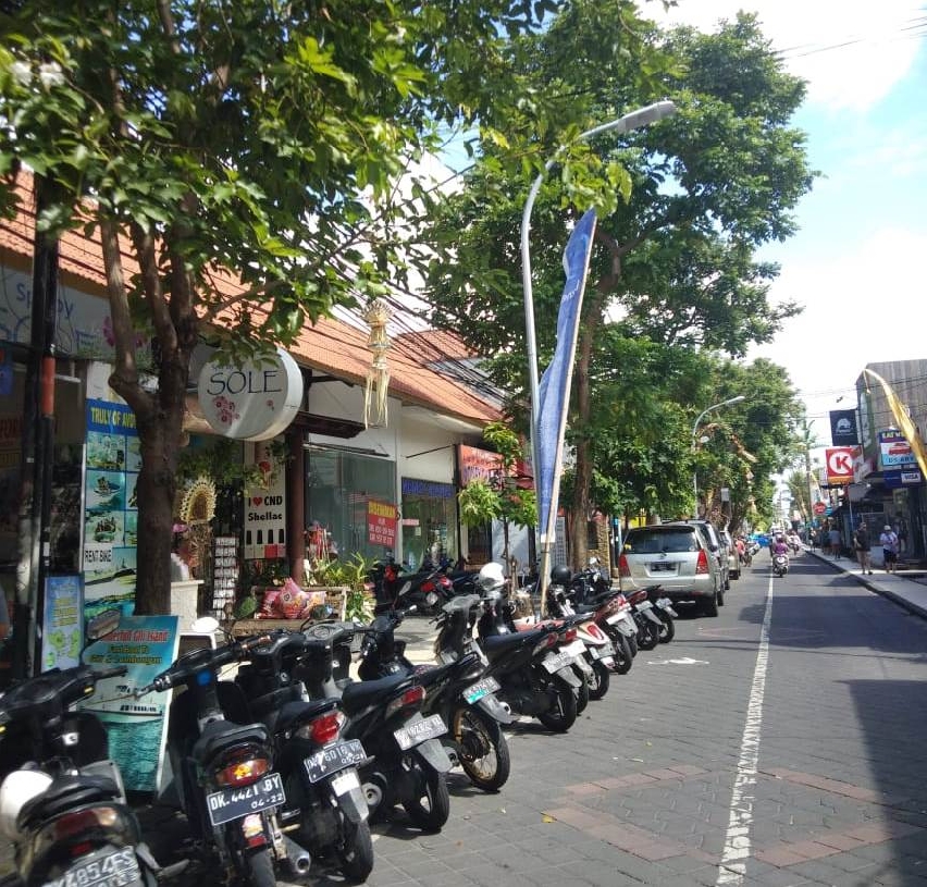 Pemasangan Umbul di Kuta 