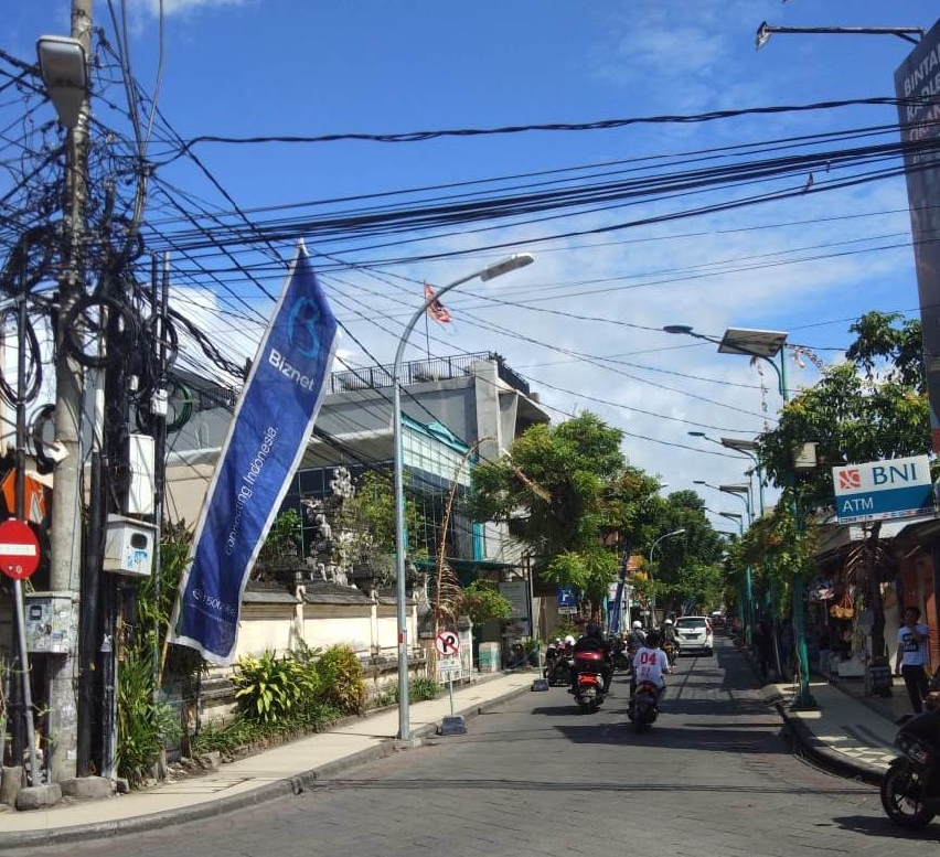 Pemasangan Umbul di Kuta 